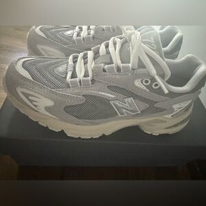 Women’s New Balance 725v1 Sneaker.